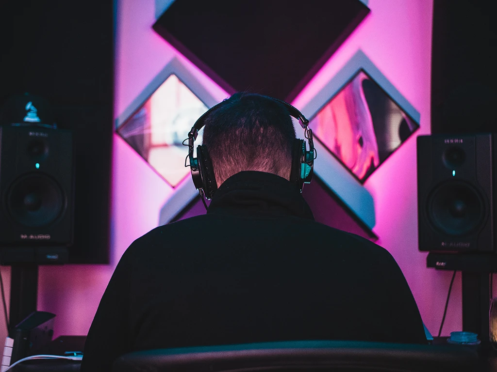 Ein Mann mit Kopfhörern in einem Tonstudio